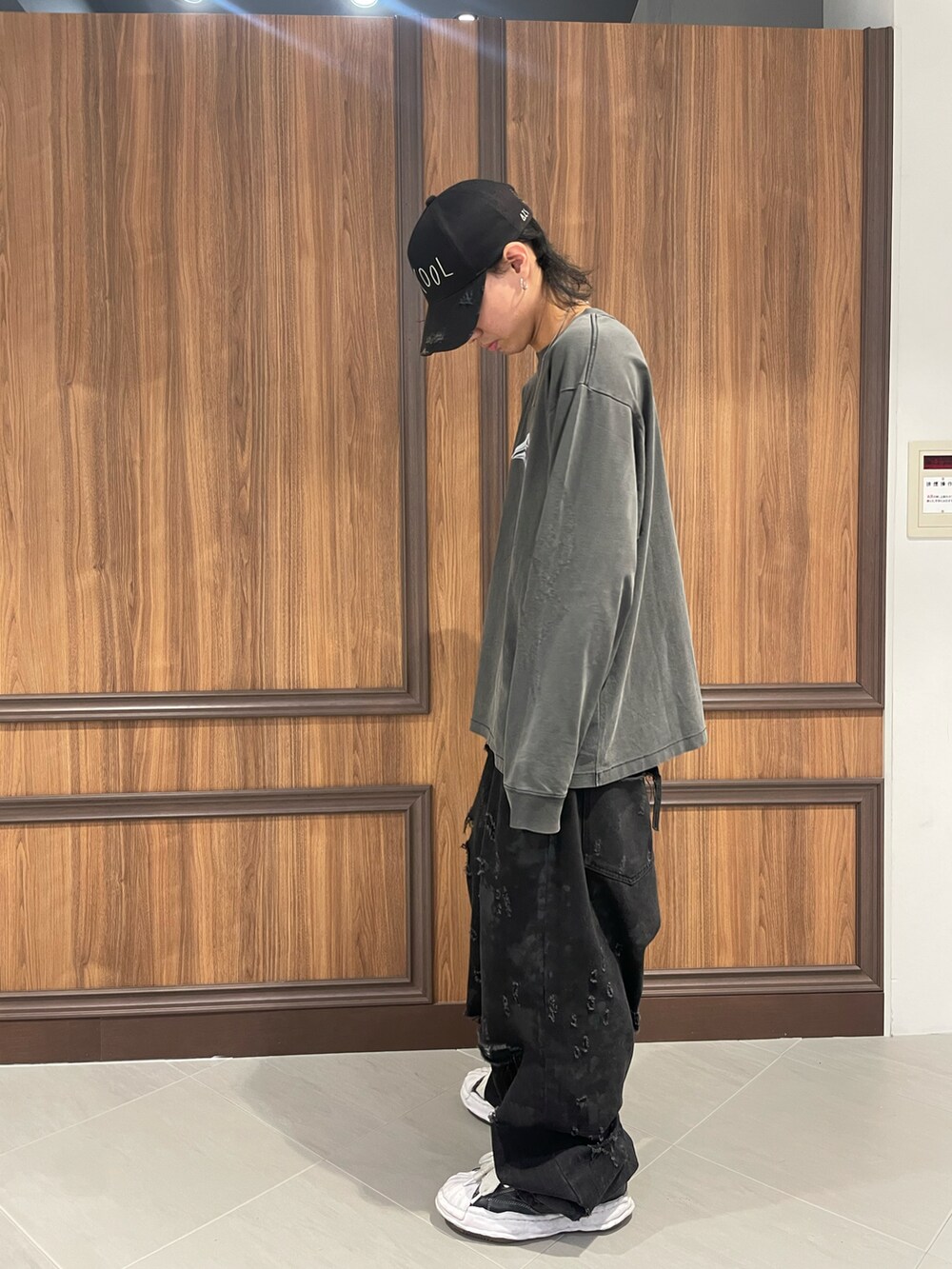 ブラック系のTシャツ/カットソーを着用したメンズの夏コーディネートの2枚目の写真