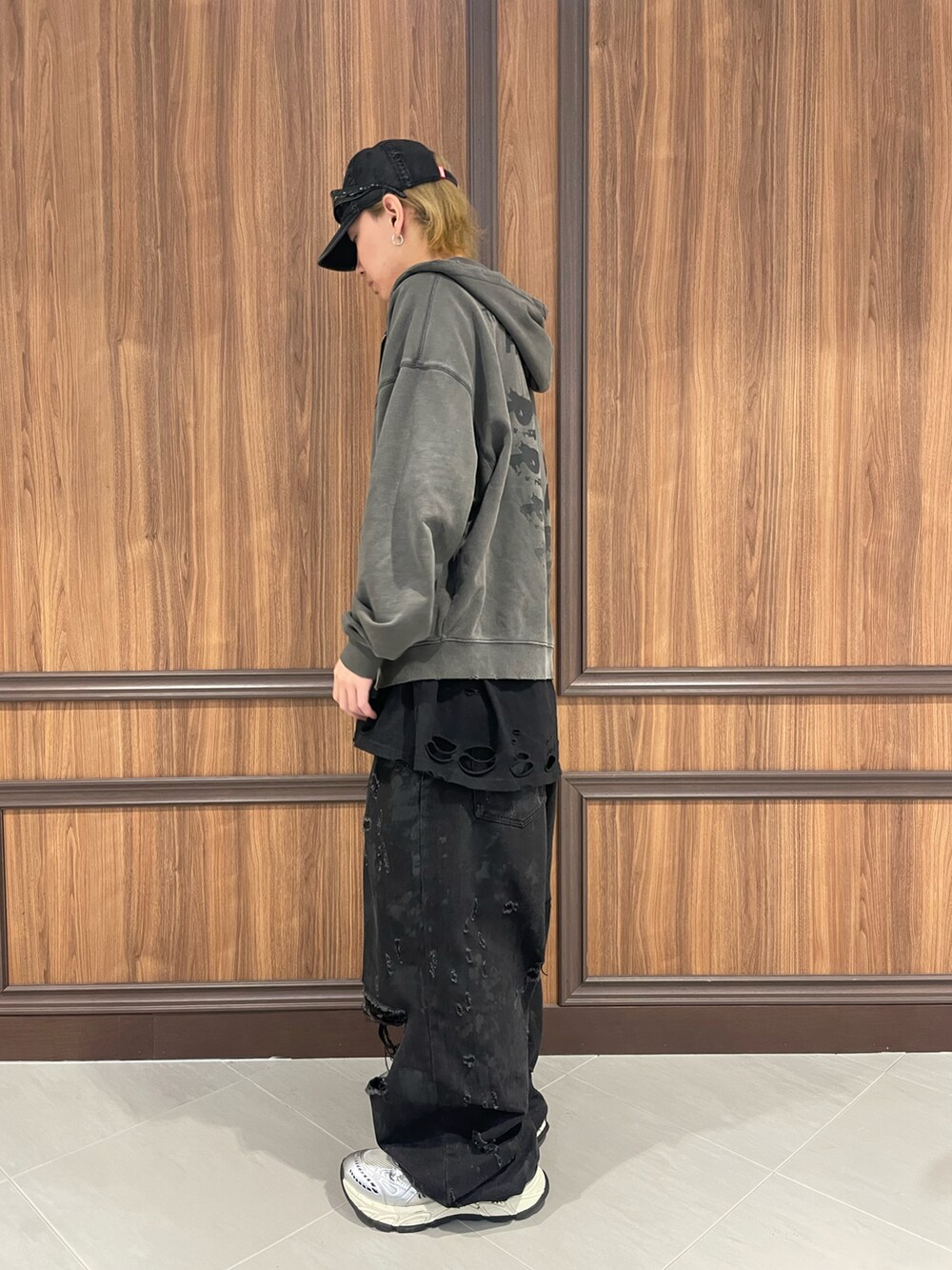 グレー系のパーカーを着用したメンズの冬コーディネートの2枚目の写真