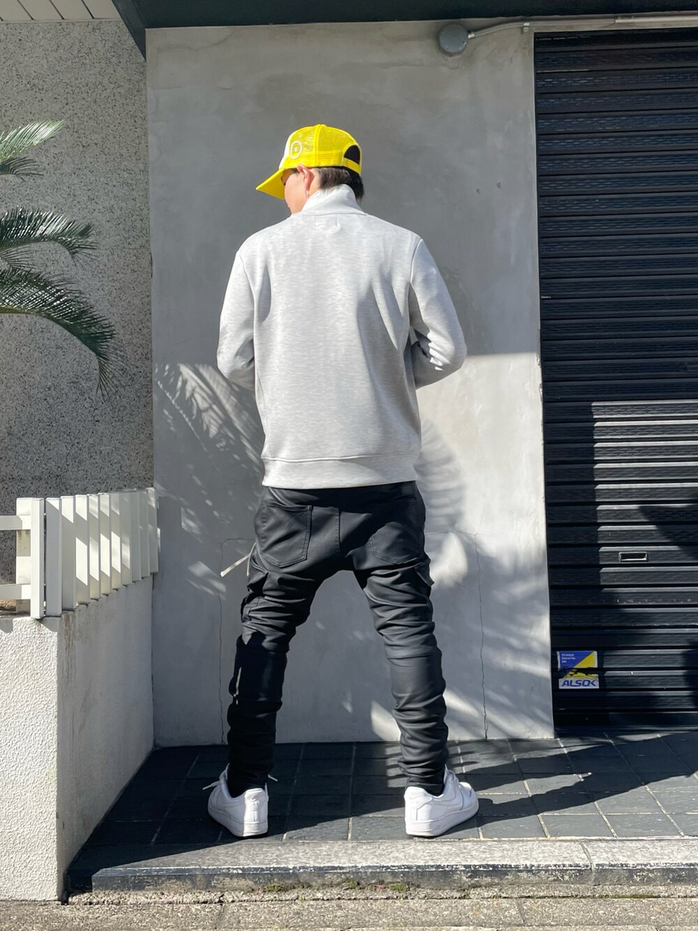 グレー系のスウェット、ブラック系のカーゴパンツ、グレー系のスウェットを着用したメンズの冬コーディネートの3枚目の写真