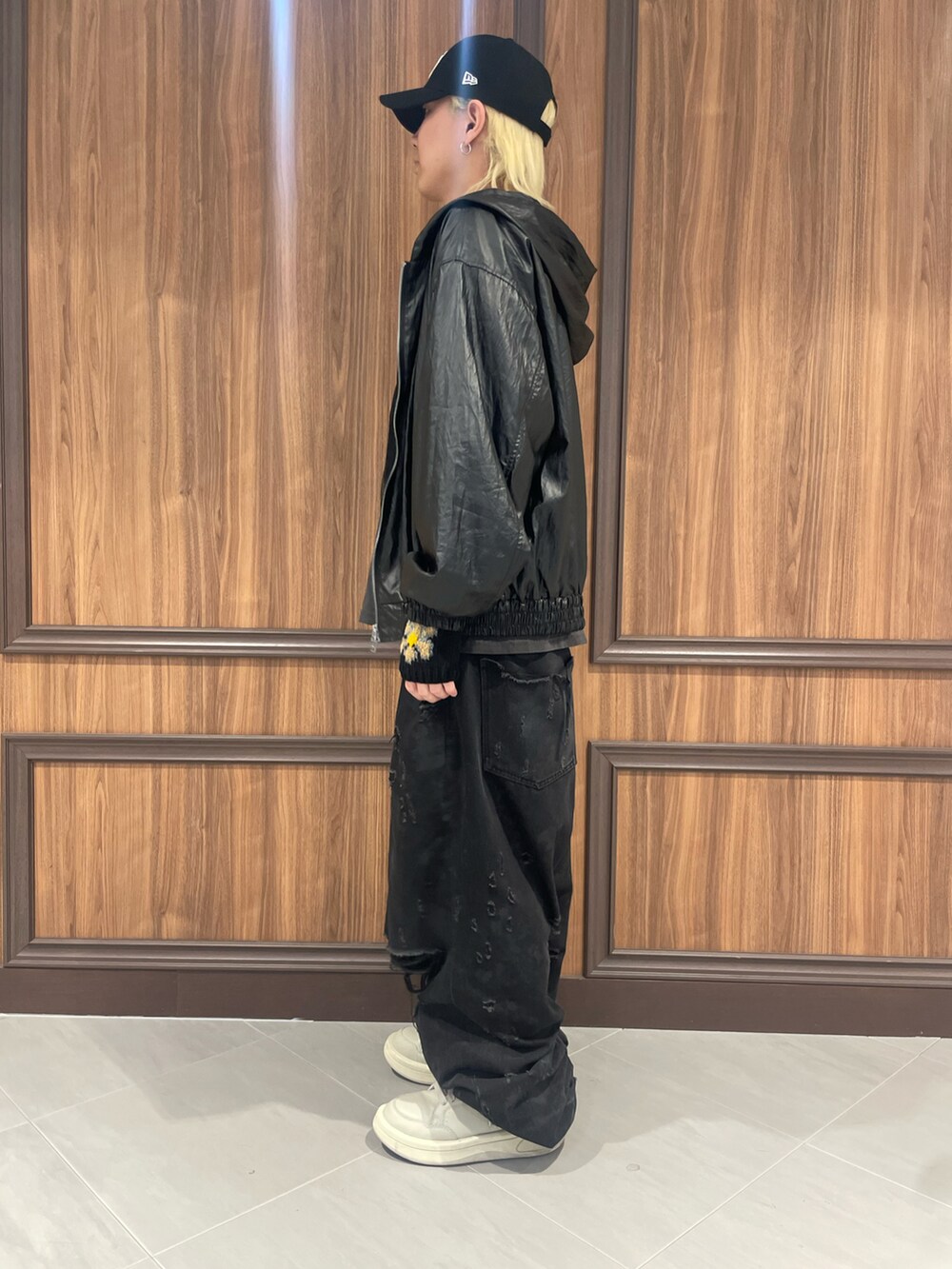 ブラック系のブルゾンを着用したメンズの春コーディネートの2枚目の写真