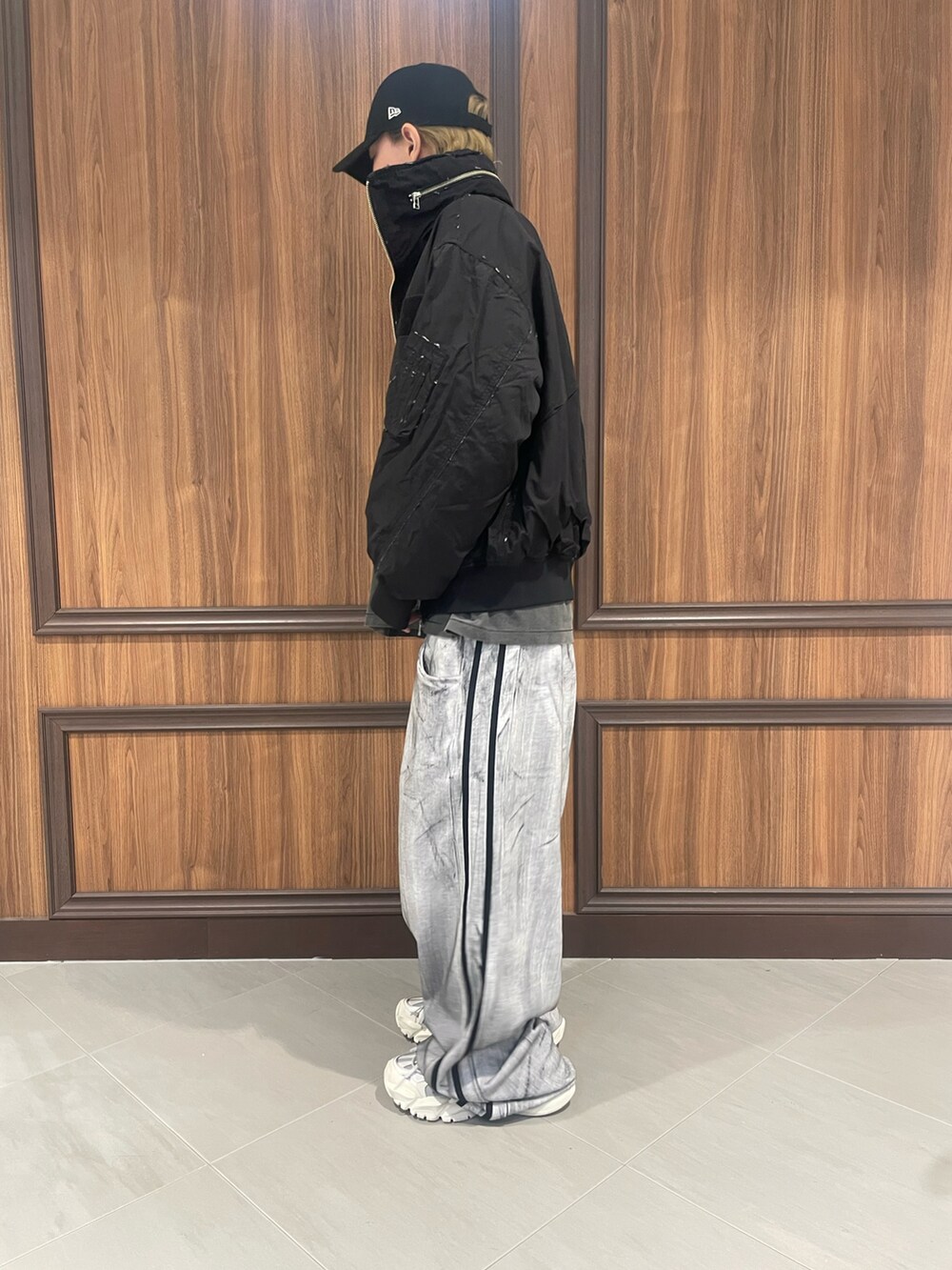 ブラック系のMA-1を着用したメンズの冬コーディネートの2枚目の写真