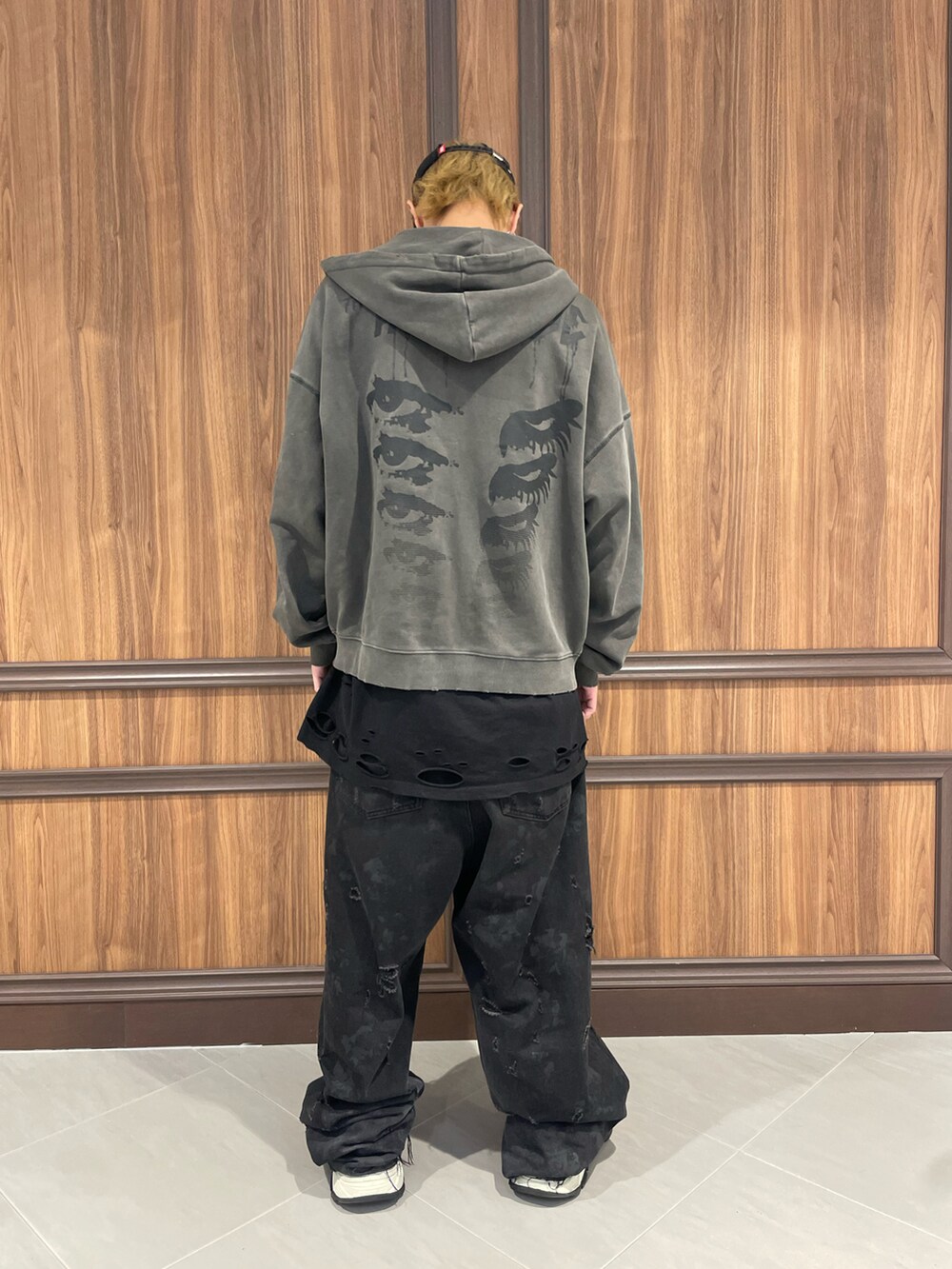 グレー系のパーカーを着用したメンズの冬コーディネートの3枚目の写真