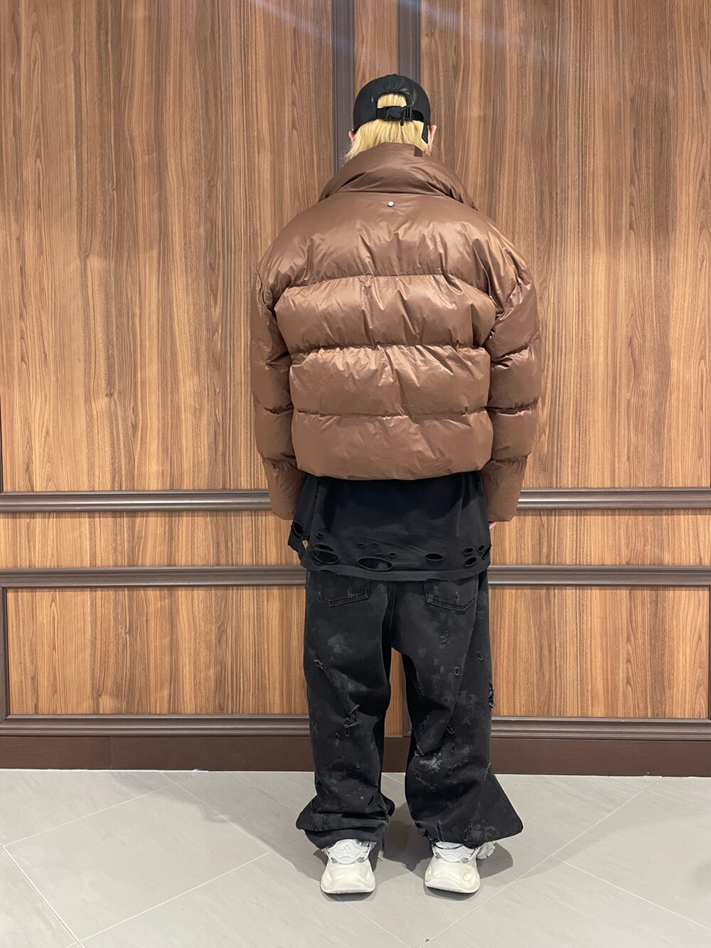 ブラウン系のブルゾンを着用したメンズの冬コーディネートの3枚目の写真