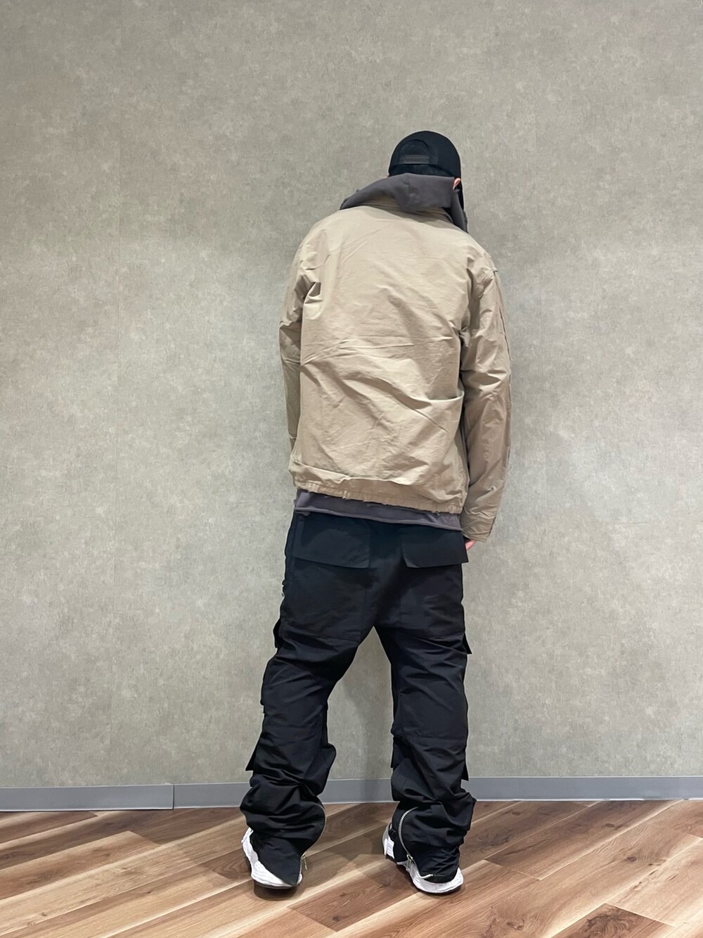 ベージュ系のブルゾン、ベージュ系のその他アウターを着用したメンズの秋コーディネートの3枚目の写真