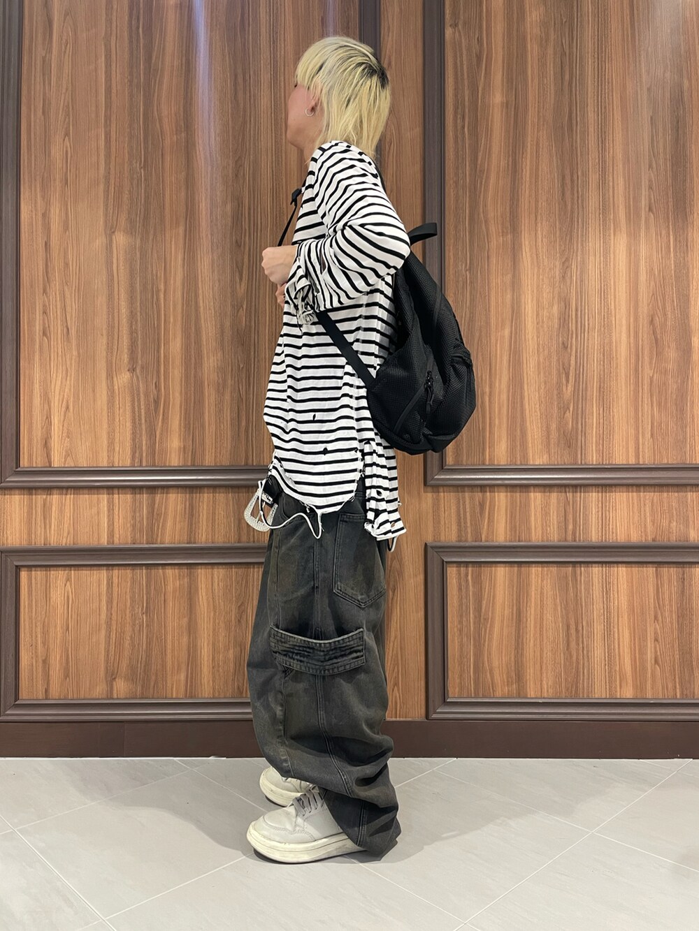 ブラック系のバックパック/リュックを着用したメンズの夏コーディネートの2枚目の写真