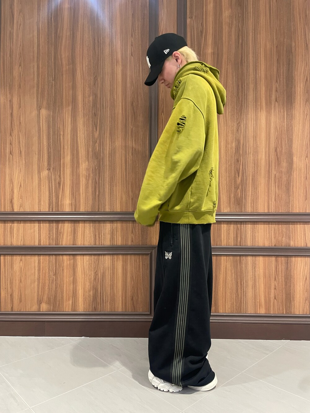 イエロー系のパーカーを着用したメンズの春コーディネートの2枚目の写真