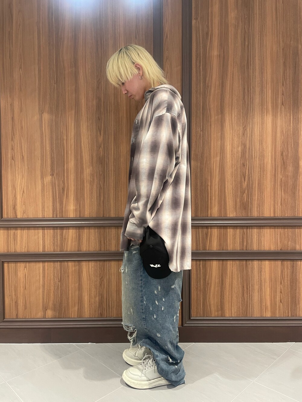 ブラック系のシャツ/ブラウスを着用したメンズの夏コーディネートの2枚目の写真