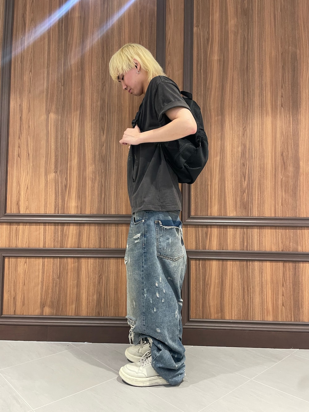 ブラック系のバックパック/リュックを着用したメンズの夏コーディネートの2枚目の写真