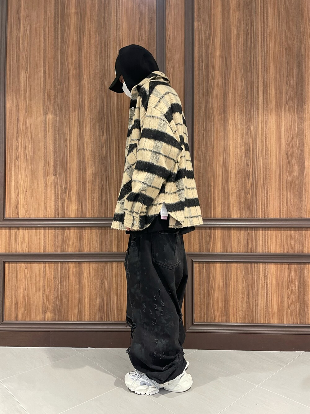 ベージュ系のシャツ/ブラウスを着用したメンズの冬コーディネートの2枚目の写真