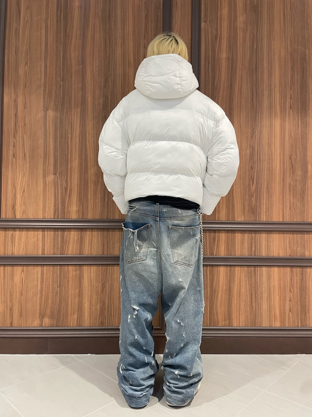 ホワイト系のダウンジャケット/コートを着用したメンズの秋コーディネートの3枚目の写真