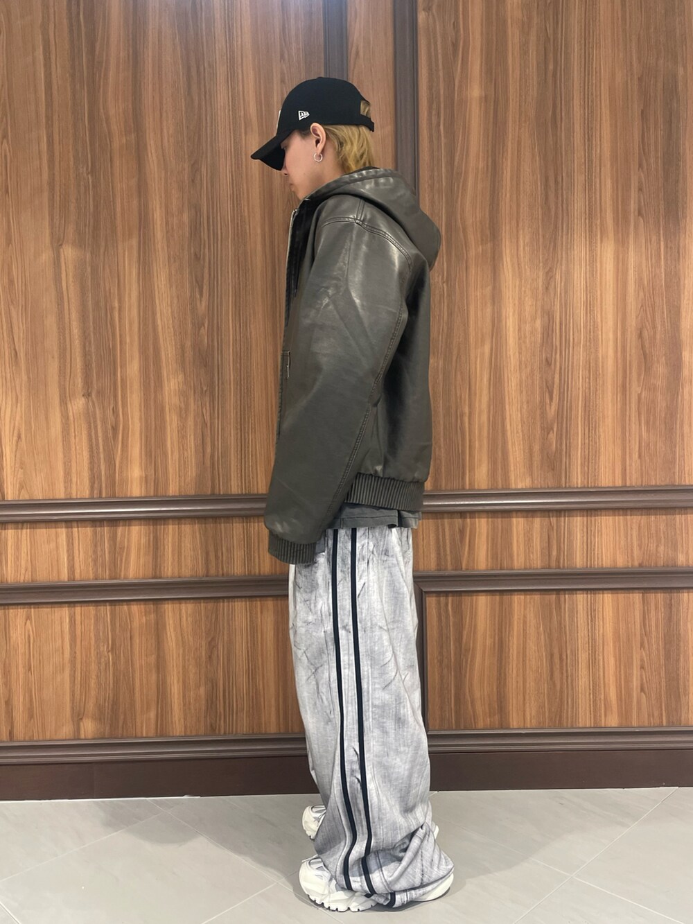 グレー系のその他アウターを着用したメンズの冬コーディネートの2枚目の写真
