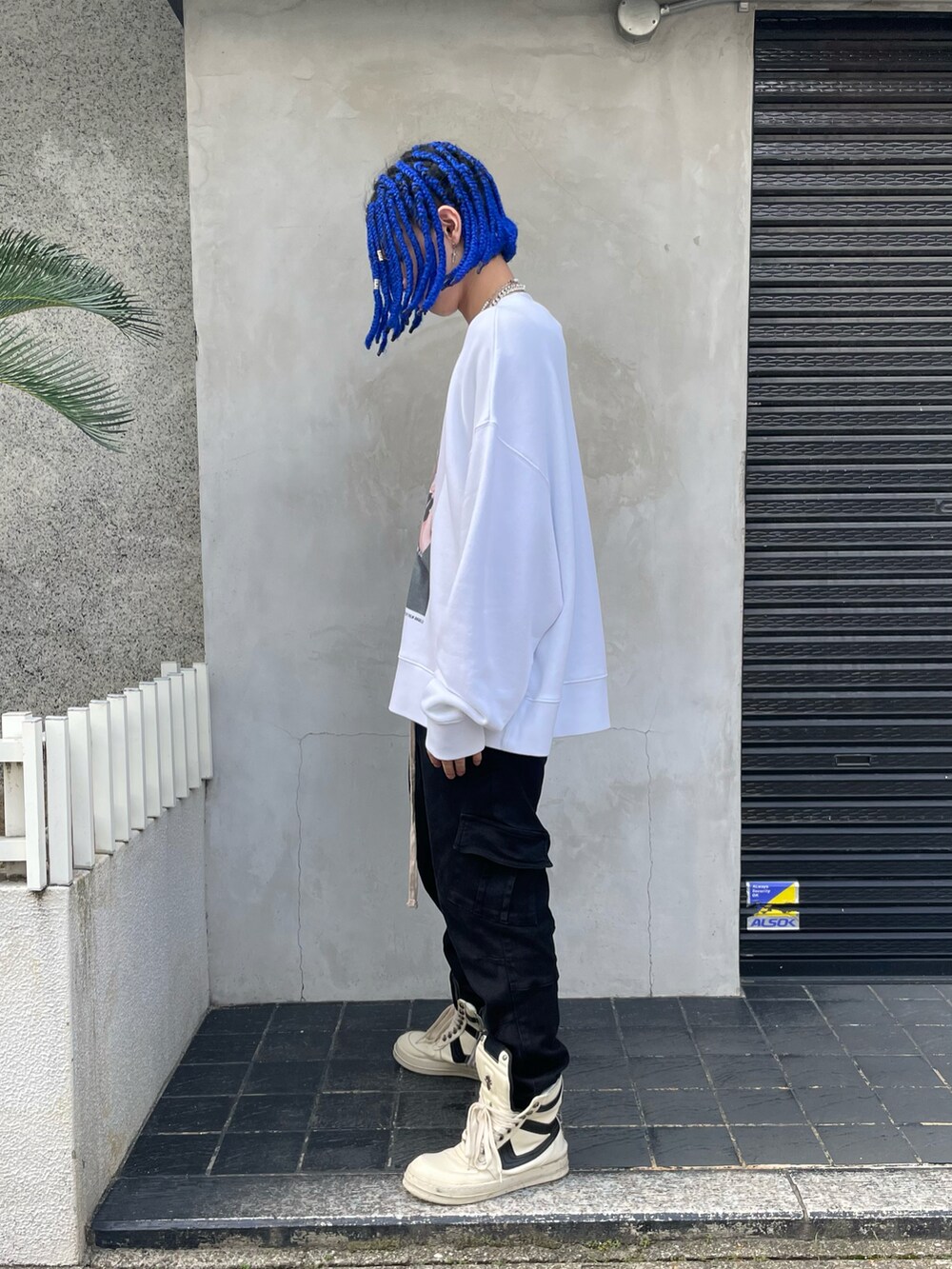 ホワイト系のスウェット、ブラック系のカーゴパンツ、ブラック系のカーゴパンツを着用したメンズの秋コーディネートの2枚目の写真