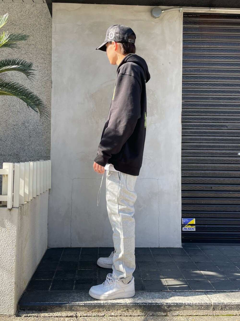 グレー系のスウェットパンツを着用したメンズの冬コーディネートの3枚目の写真