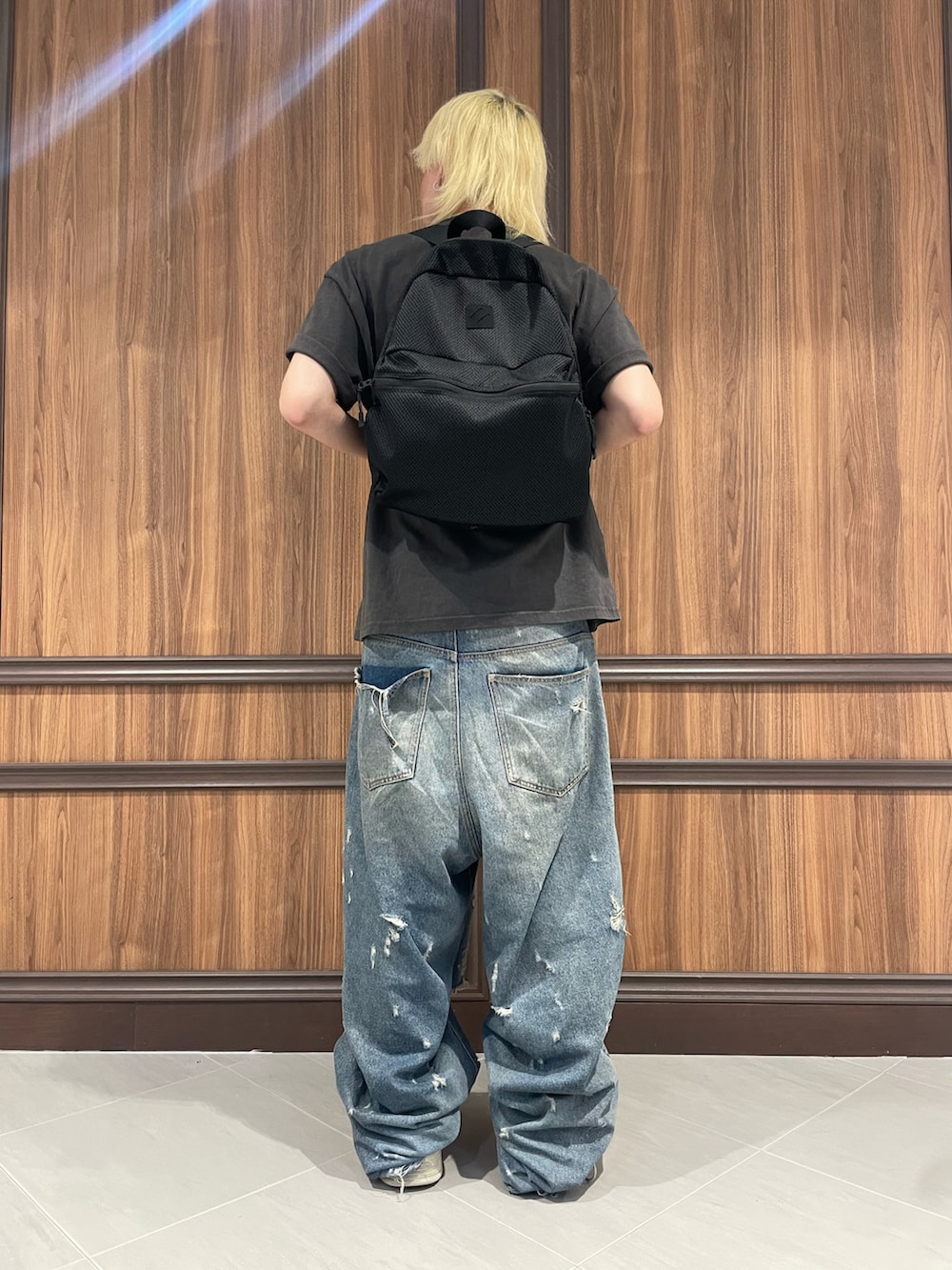 ブラック系のバックパック/リュックを着用したメンズの夏コーディネートの3枚目の写真