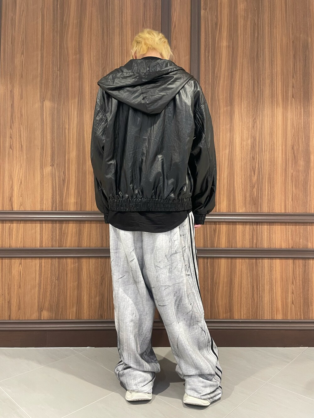 ブラック系のブルゾンを着用したメンズの冬コーディネートの3枚目の写真