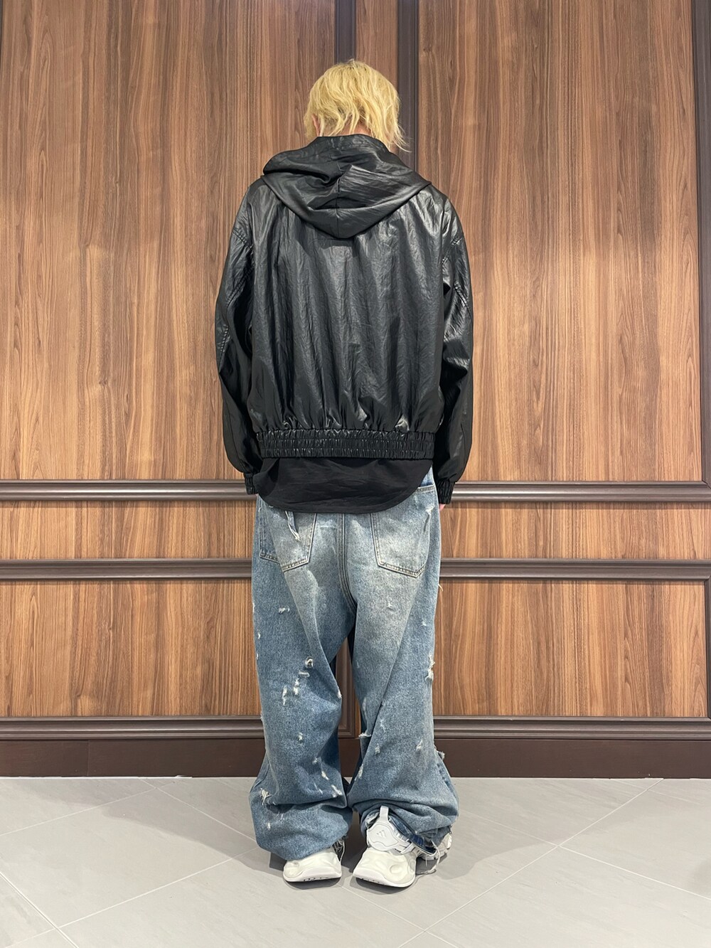 ブラック系のブルゾンを着用したメンズの冬コーディネートの3枚目の写真