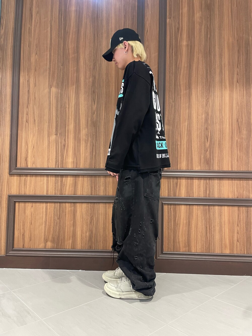 ブラック系のTシャツ/カットソーを着用したメンズの夏コーディネートの2枚目の写真