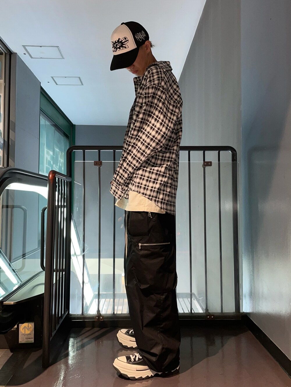 ブラック系のシャツ/ブラウス、ブラック系のカーゴパンツ、ホワイト系のTシャツ/カットソーを着用したメンズの春コーディネートの2枚目の写真