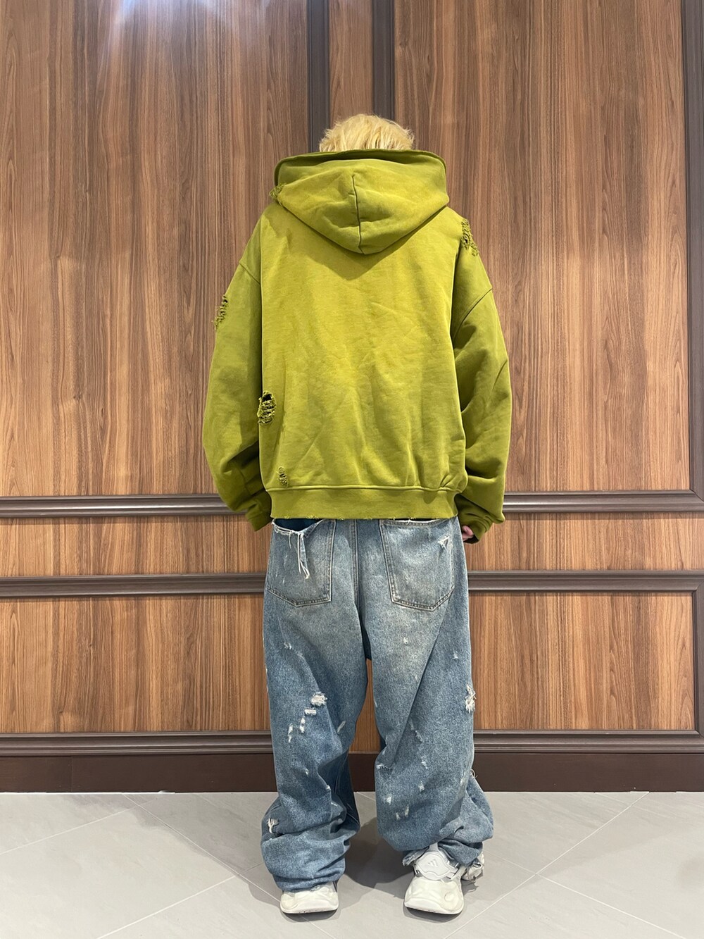 イエロー系のパーカーを着用したメンズの春コーディネートの3枚目の写真