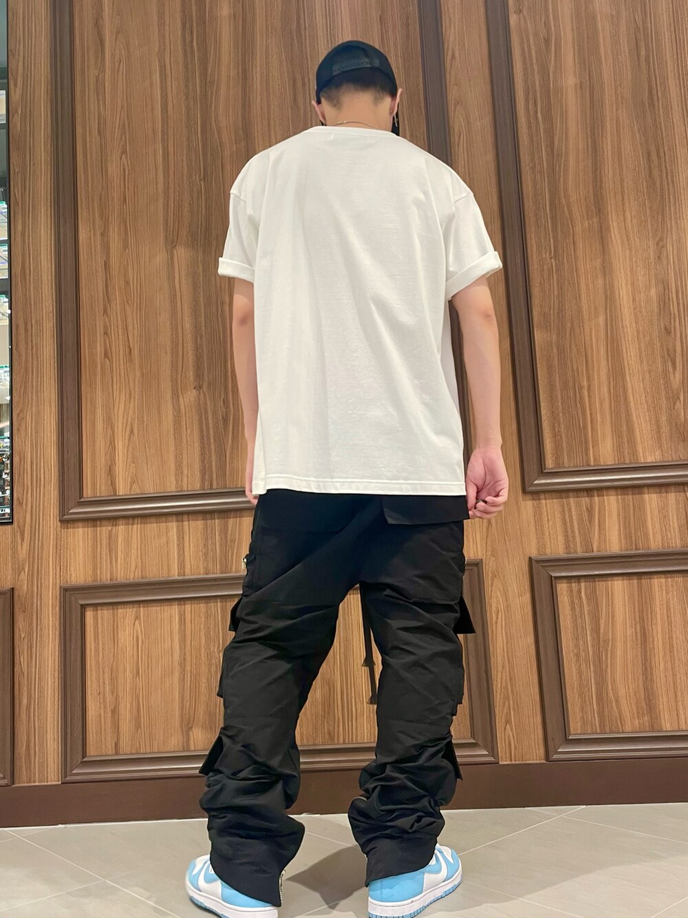 ホワイト系のTシャツ/カットソー、ホワイト系のTシャツ/カットソーを着用したメンズの夏コーディネートの2枚目の写真