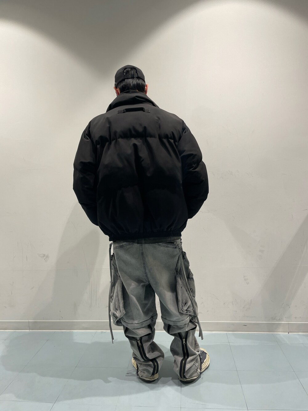 ブラック系のブルゾン、ブラック系のその他アウターを着用したメンズの冬コーディネートの3枚目の写真