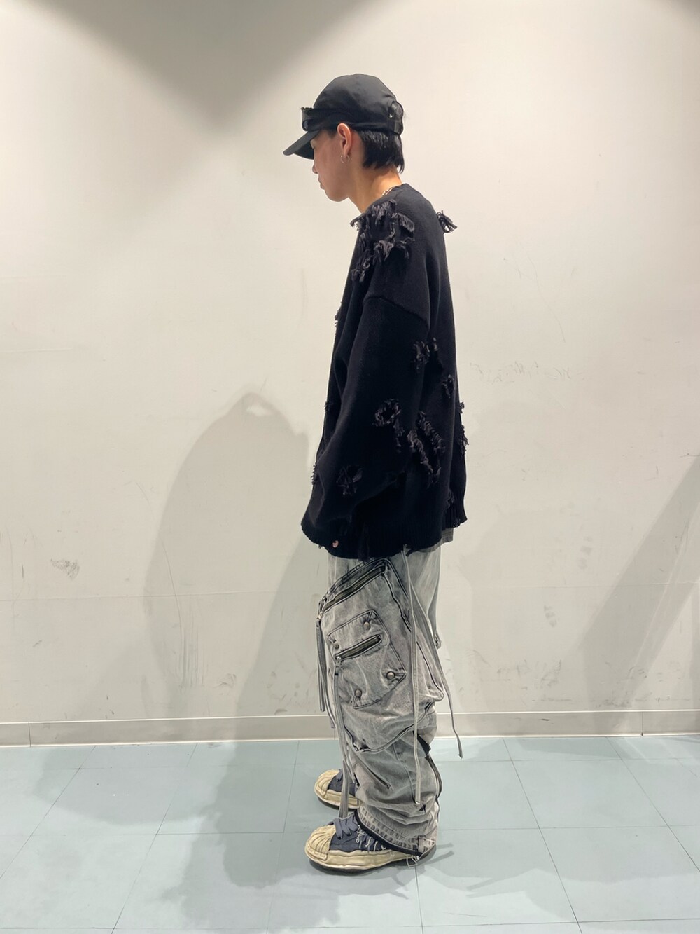 ブラック系のカーディガン/ボレロ、ブラック系のカーディガン/ボレロを着用したメンズの冬コーディネートの2枚目の写真