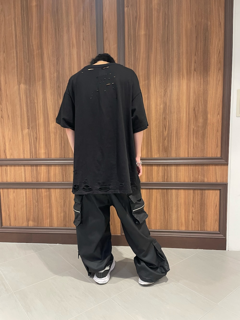 ブラック系のカーゴパンツを着用したメンズの夏コーディネートの3枚目の写真