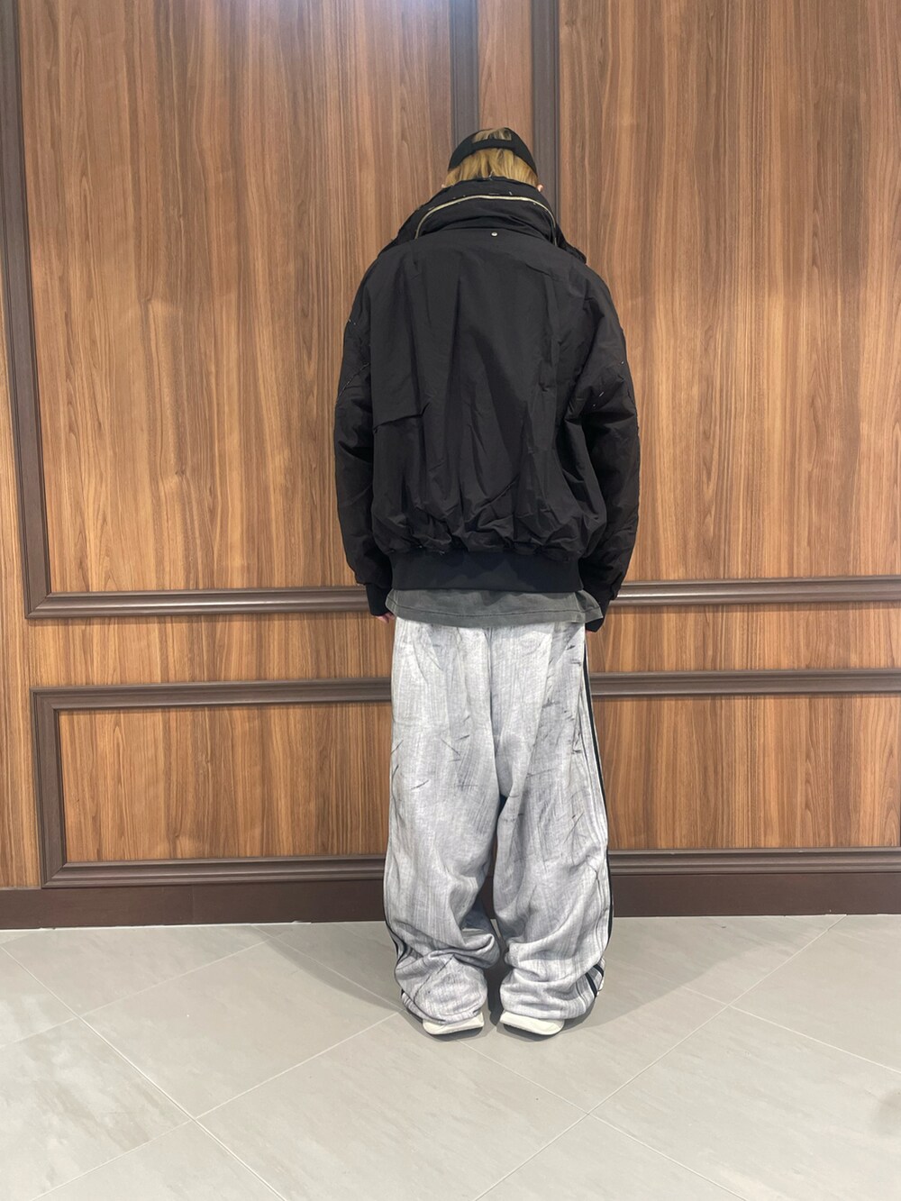 ブラック系のMA-1を着用したメンズの冬コーディネートの3枚目の写真