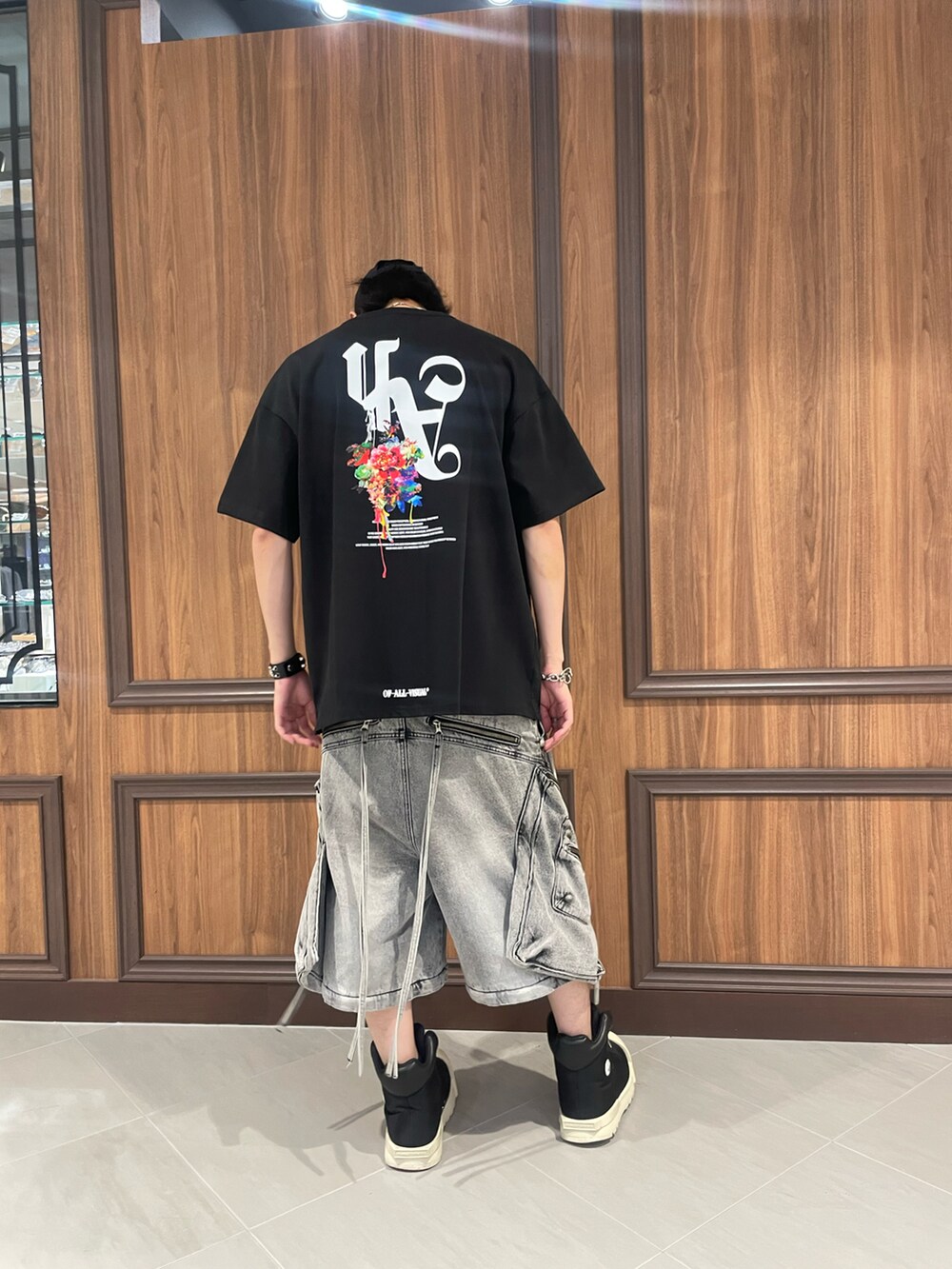 ブラック系のTシャツ/カットソーを着用したメンズの夏コーディネートの3枚目の写真