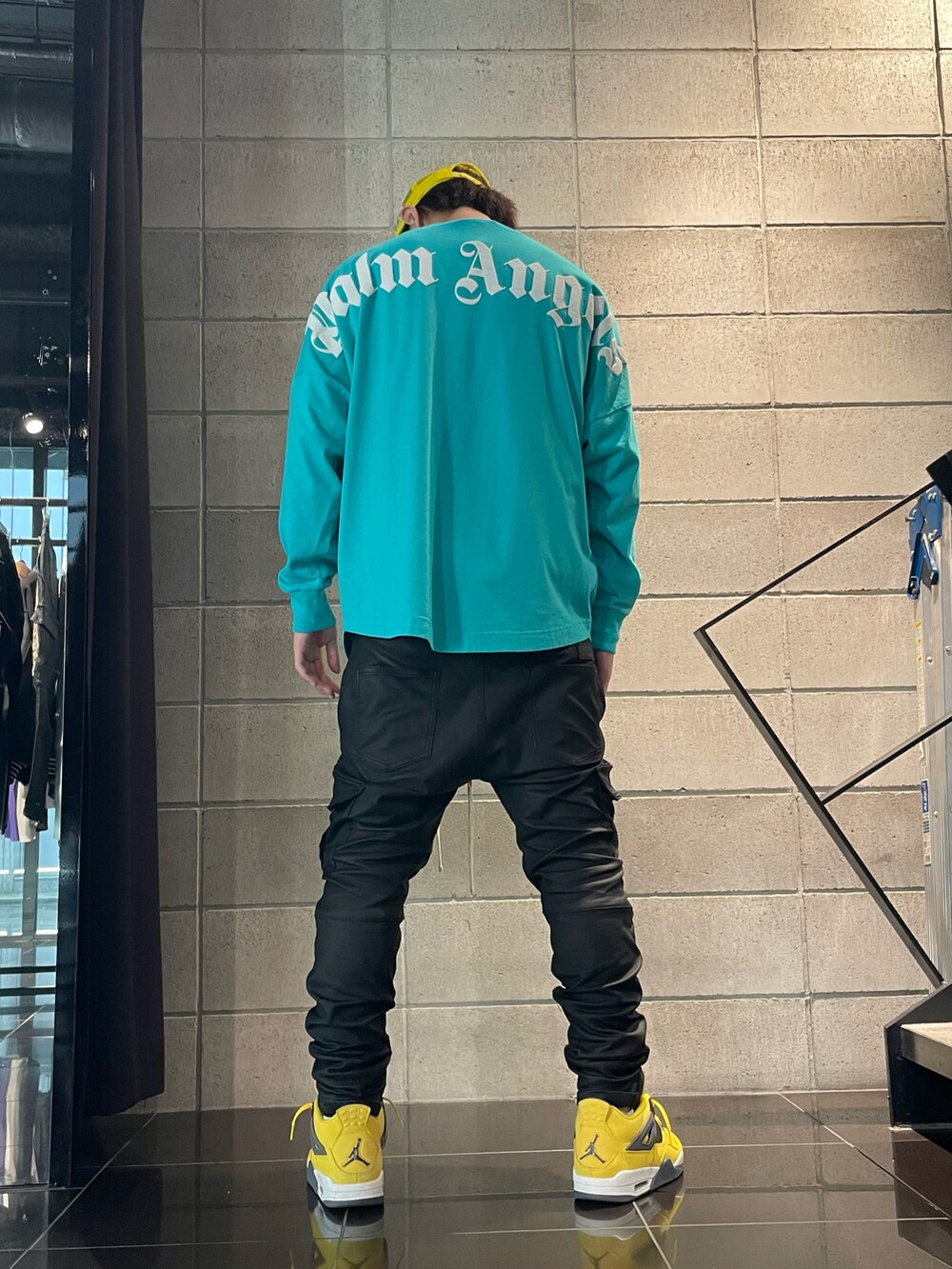 その他のTシャツ/カットソー、ブラック系のカーゴパンツを着用したメンズの冬コーディネートの3枚目の写真