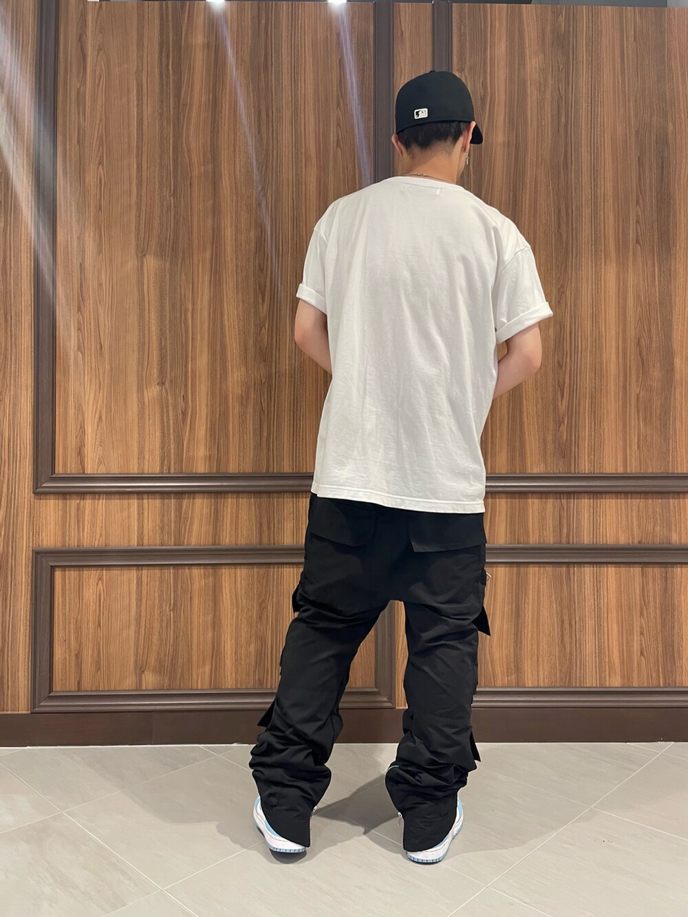 ホワイト系のTシャツ/カットソー、ホワイト系のTシャツ/カットソーを着用したメンズの夏コーディネートの3枚目の写真