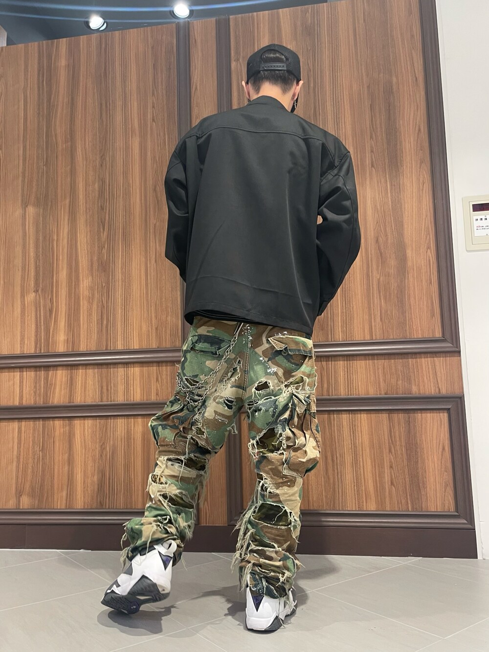 ブラック系のブルゾン、ブラック系のブルゾンを着用したメンズの夏コーディネートの3枚目の写真