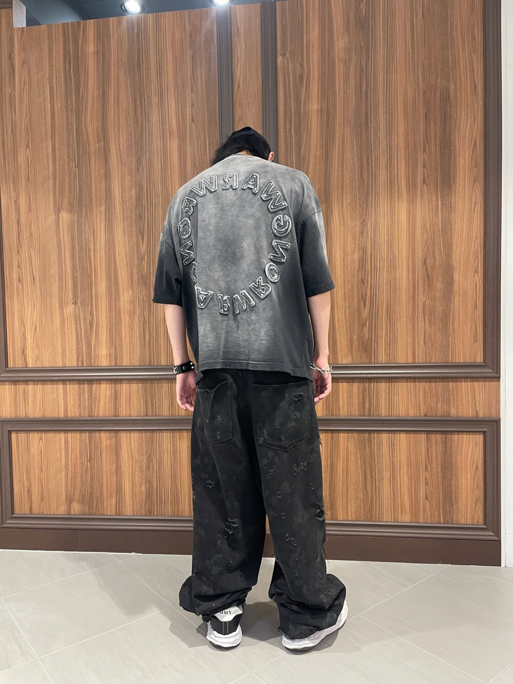 ブラック系のTシャツ/カットソーを着用したメンズの夏コーディネートの2枚目の写真