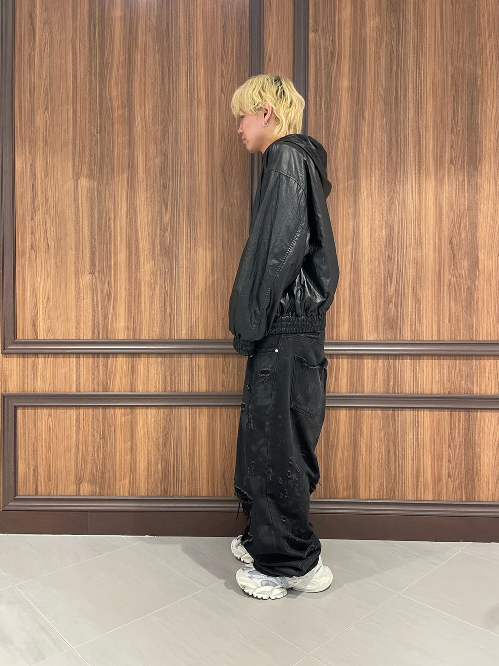 ブラック系のブルゾンを着用したメンズの春コーディネートの2枚目の写真