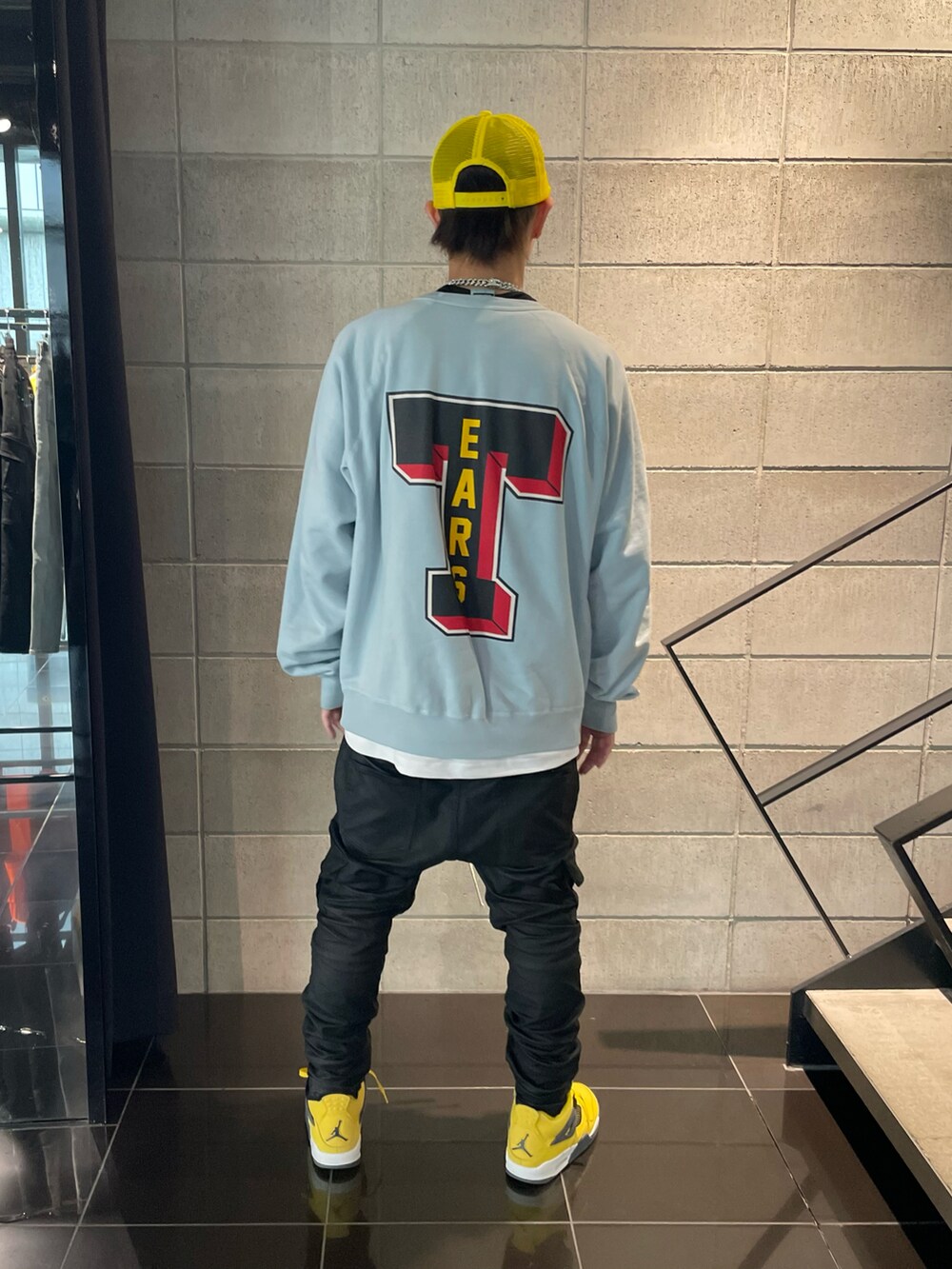 ブラック系のカーゴパンツ、ブラック系のカーゴパンツを着用したメンズの冬コーディネートの3枚目の写真