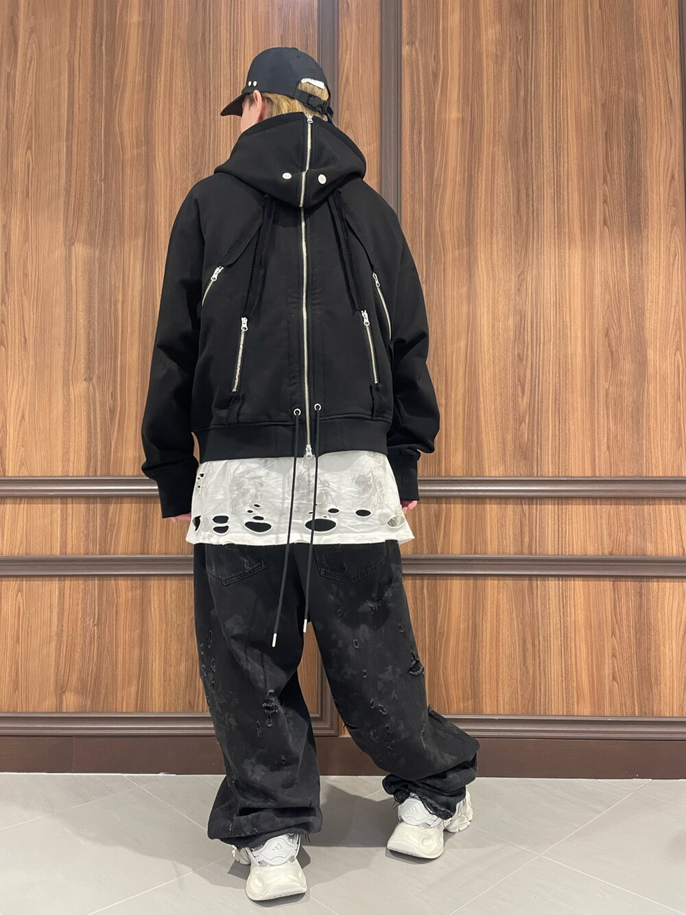 ブラック系のキャップを着用したメンズの冬コーディネートの3枚目の写真