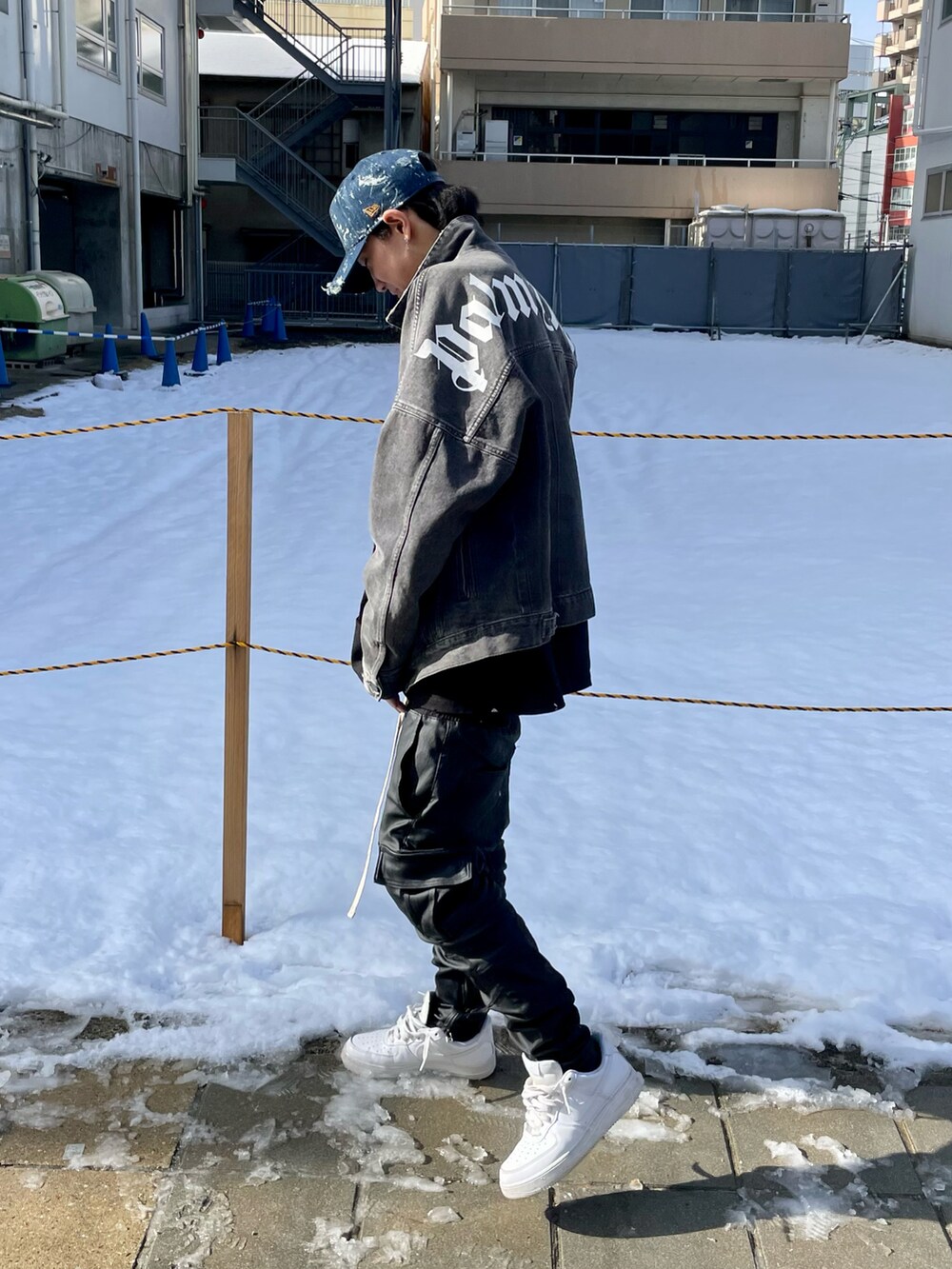 ブラック系のカーゴパンツを着用したメンズの冬コーディネートの2枚目の写真