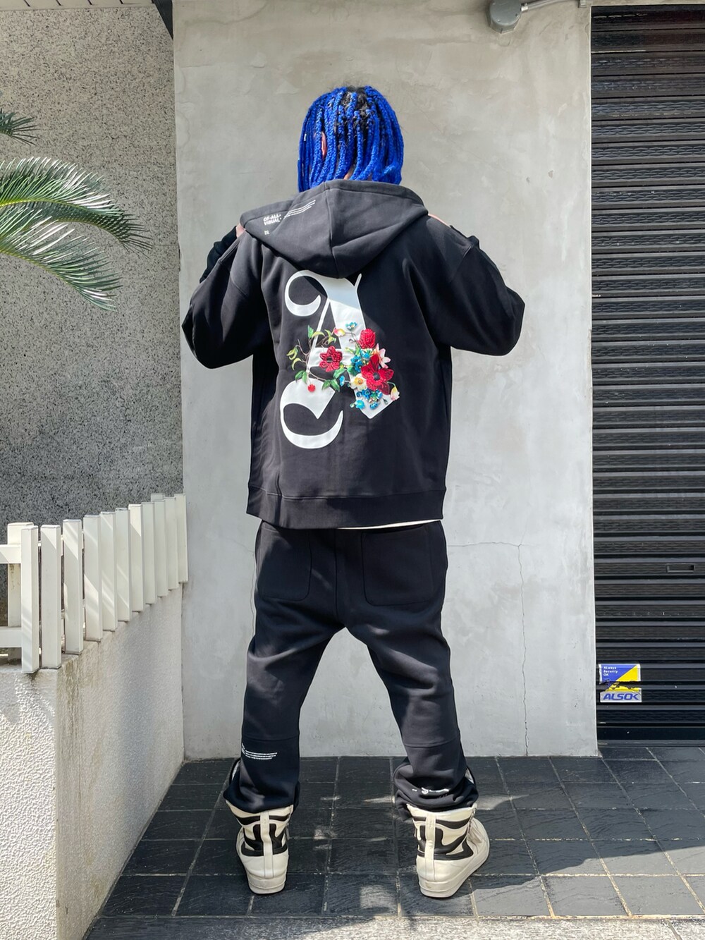 ブラック系のパーカー、ブラック系のスウェットパンツ、ブラック系のその他パンツを着用したメンズの秋コーディネートの2枚目の写真