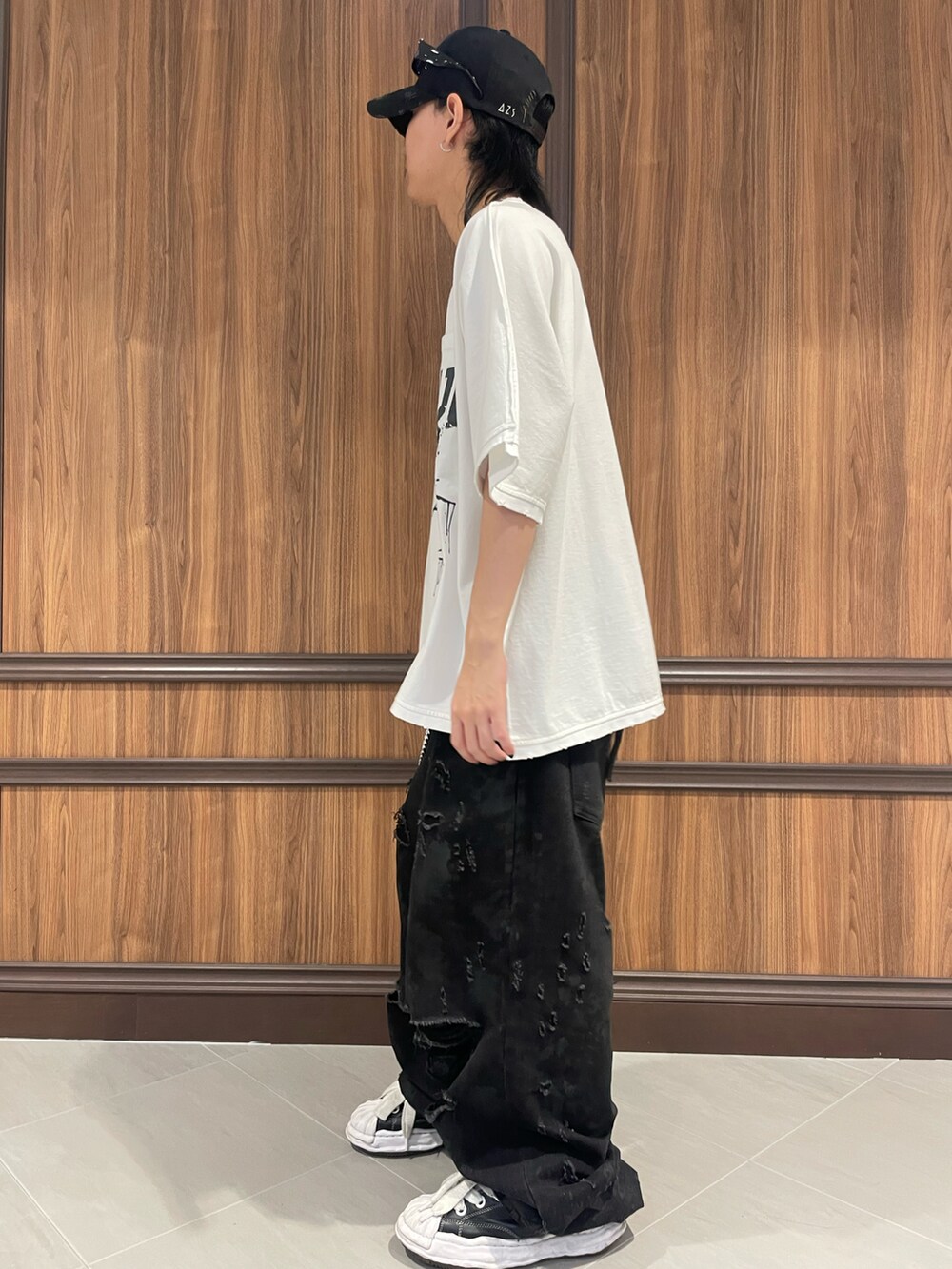 ホワイト系のTシャツ/カットソーを着用したメンズの夏コーディネートの2枚目の写真