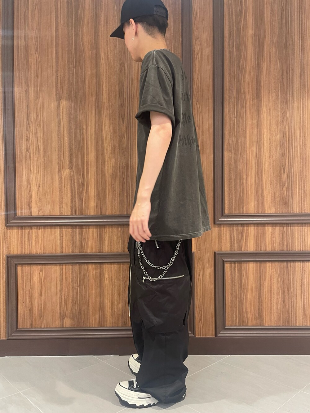 ブラック系のカーゴパンツ、ブラック系のカーゴパンツを着用したメンズの夏コーディネートの2枚目の写真