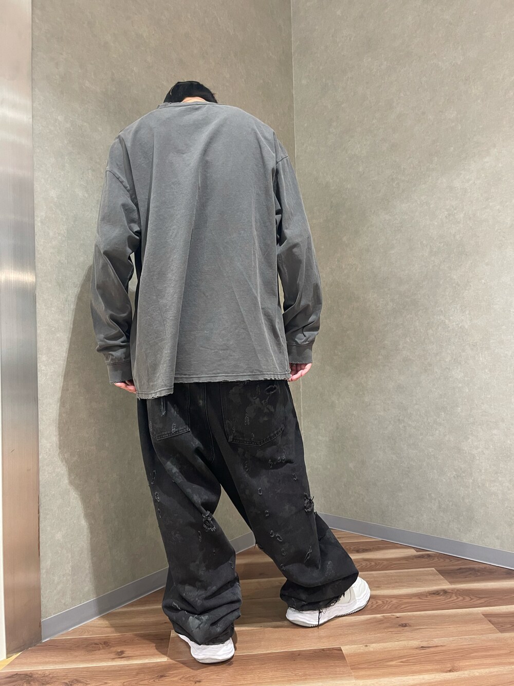グレー系のTシャツ/カットソーを着用したメンズの春コーディネートの3枚目の写真