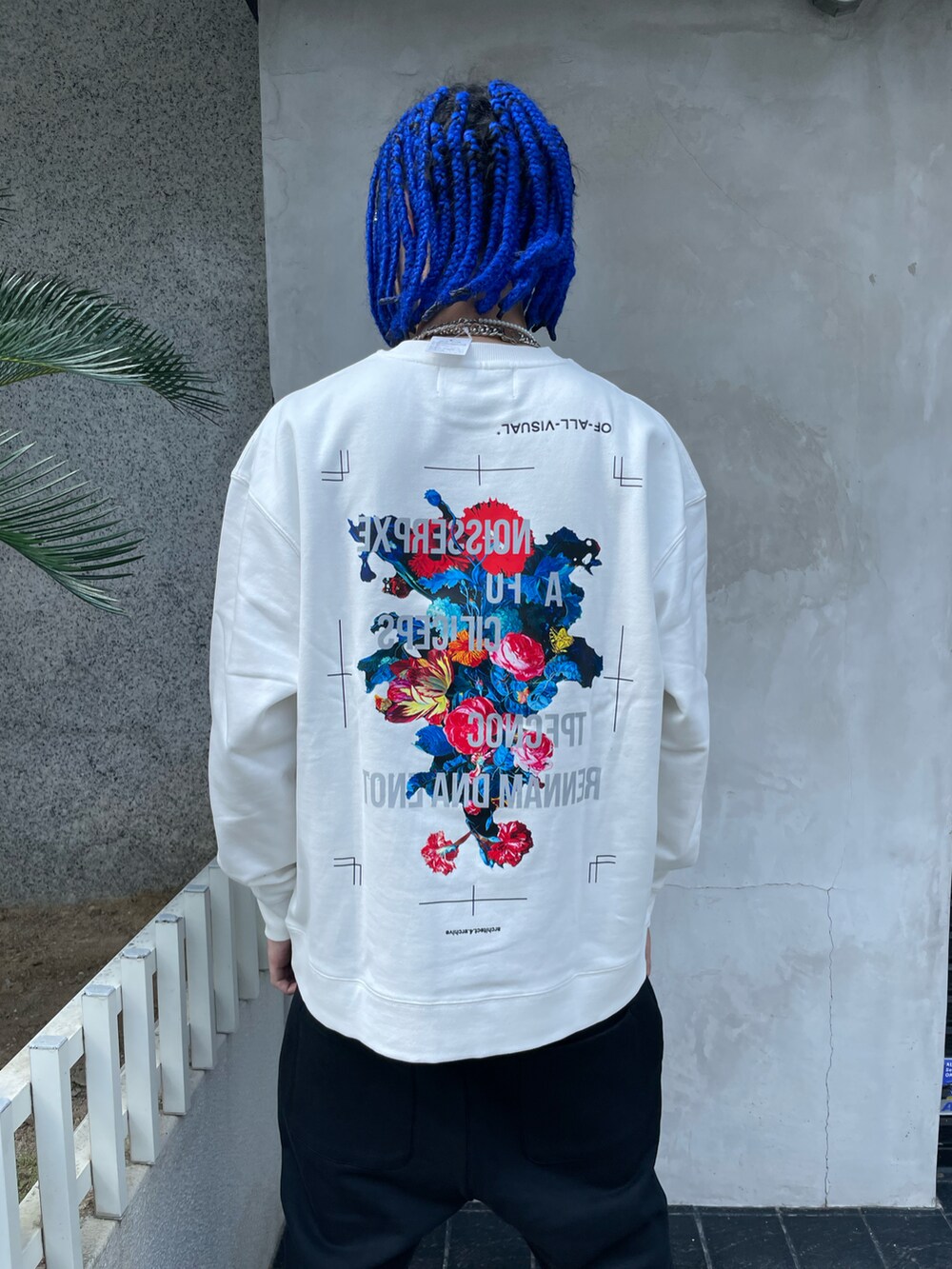 ホワイト系のスウェット、ブラック系のスウェットパンツ、ホワイト系のスウェットを着用したメンズの秋コーディネートの3枚目の写真