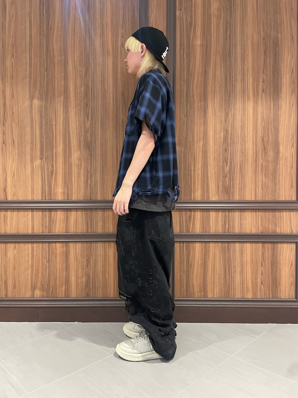 ブルー系のシャツ/ブラウスを着用したメンズの夏コーディネートの2枚目の写真