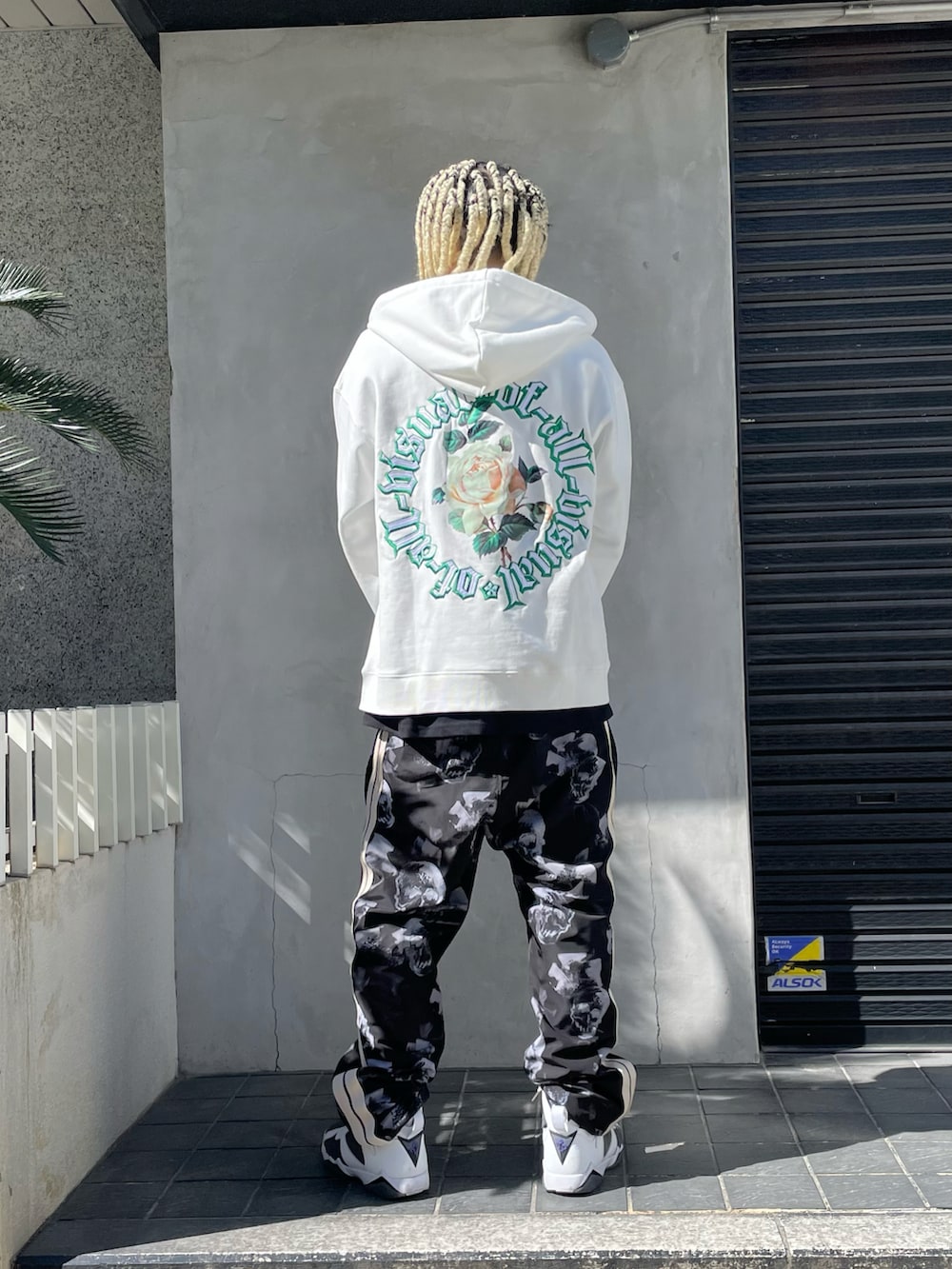 ホワイト系のパーカー、ブラック系のパンツ、ホワイト系のパーカーを着用したメンズの秋コーディネートの3枚目の写真