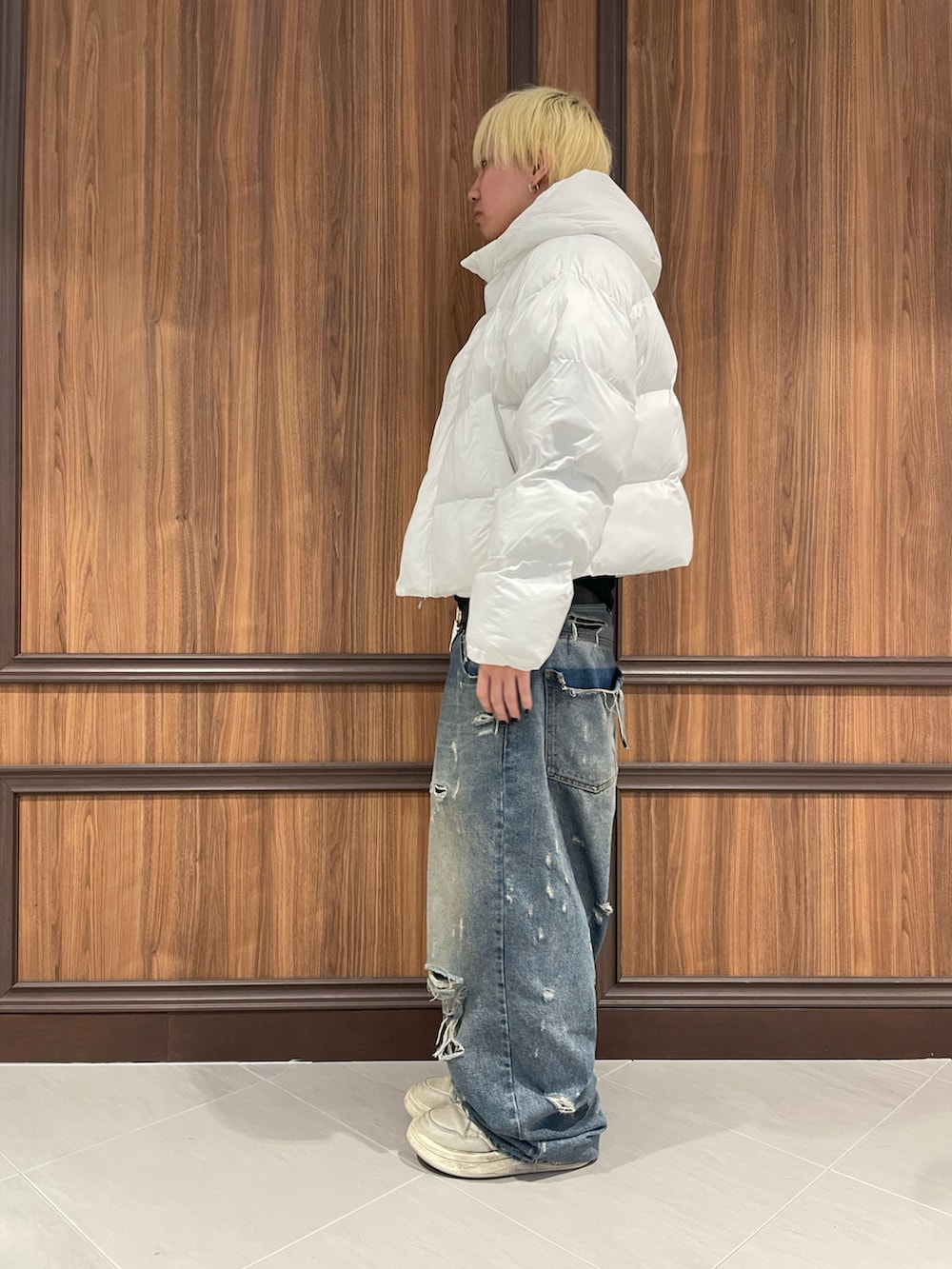 ホワイト系のダウンジャケット/コートを着用したメンズの秋コーディネートの2枚目の写真