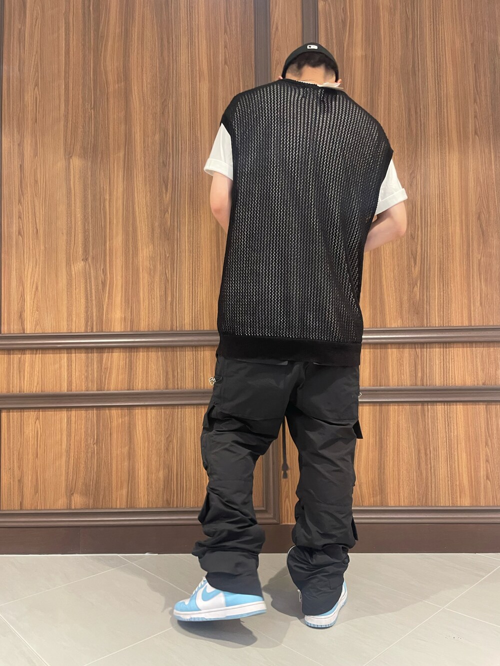 ブラック系のベスト、ブラック系のベストを着用したメンズの夏コーディネートの2枚目の写真