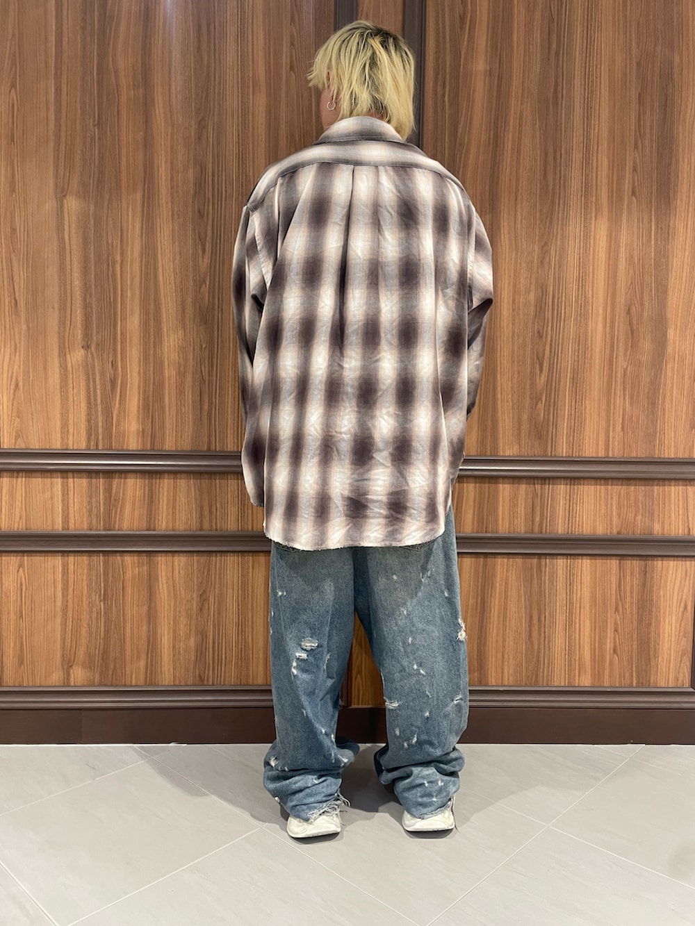 ブラック系のシャツ/ブラウスを着用したメンズの夏コーディネートの3枚目の写真