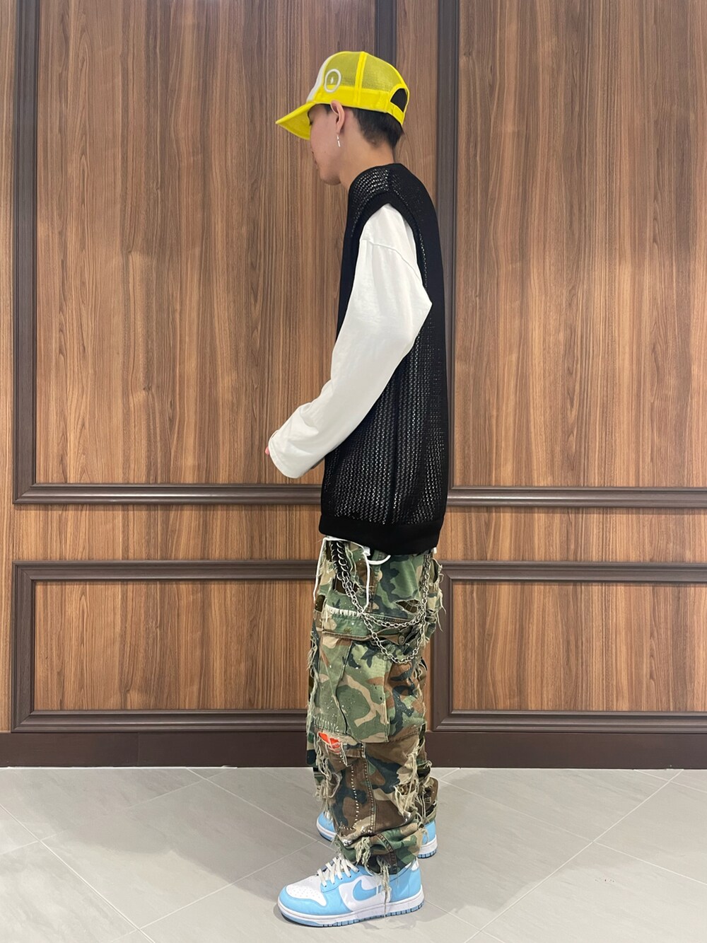 ブラック系のベストを着用したメンズの夏コーディネートの2枚目の写真