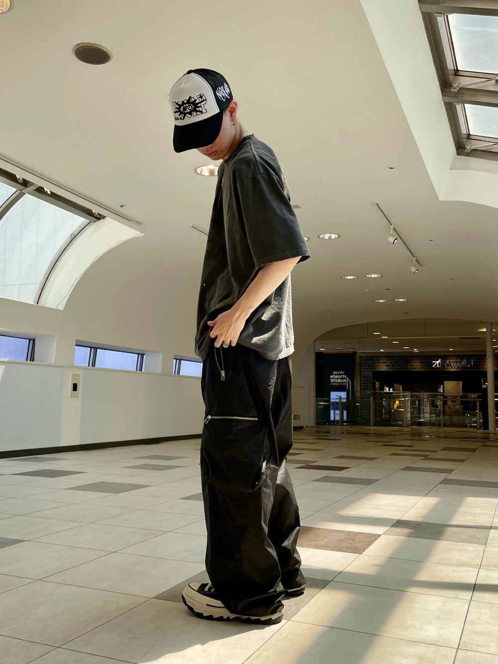 グレー系のTシャツ/カットソー、ブラック系のカーゴパンツ、ブラック系のカーゴパンツを着用したメンズの春コーディネートの2枚目の写真