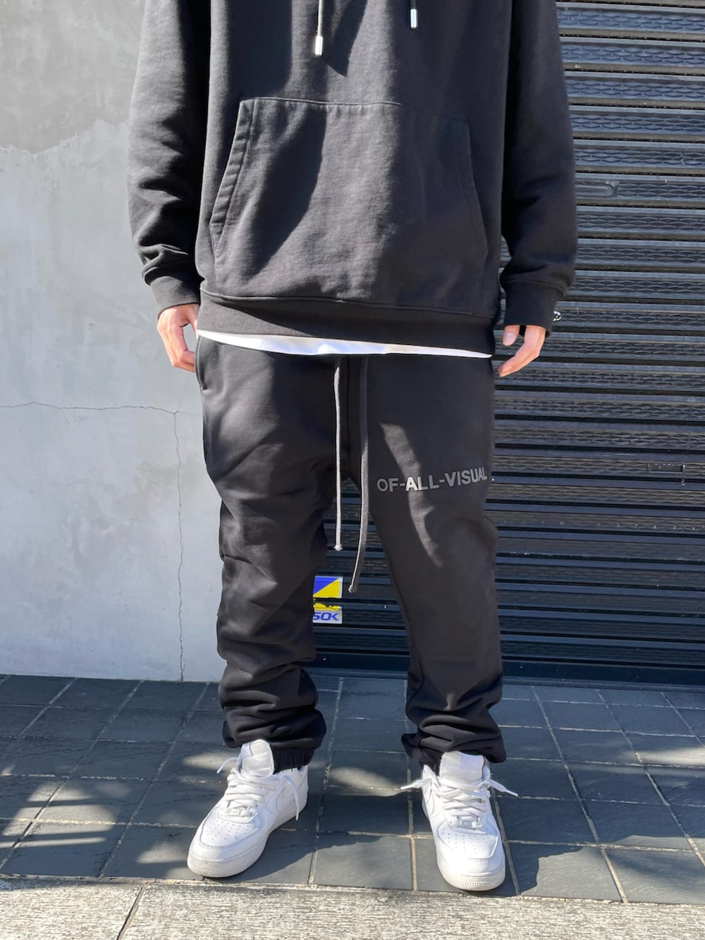 ブラック系のスウェットパンツ、ブラック系のパーカー、ブラック系のパーカーを着用したメンズの冬コーディネートの4枚目の写真